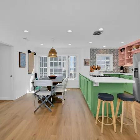 Trendy 3 Bedroom Home With Parking Steps To Beach